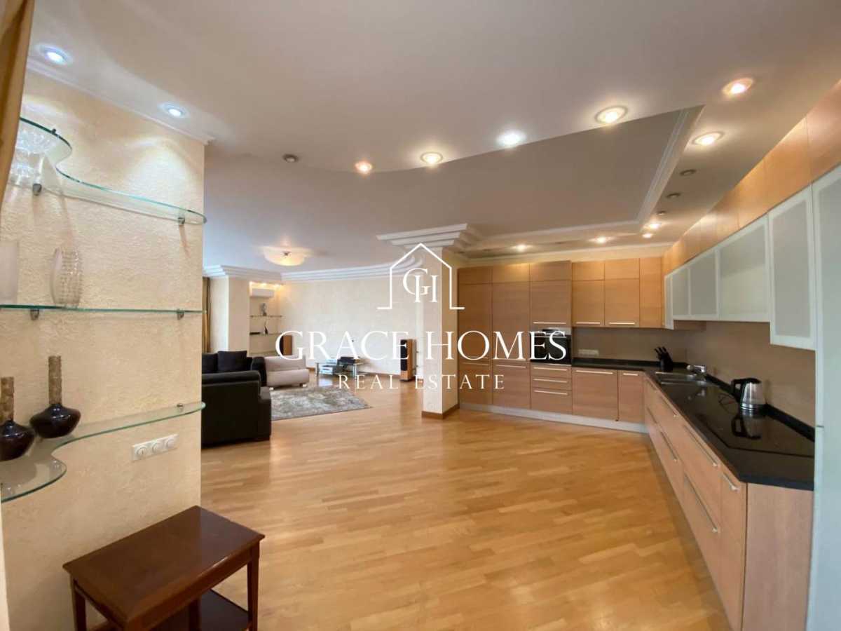 Продажа 4-комнатной квартиры 200 м², Старонаводницкая ул., 13А