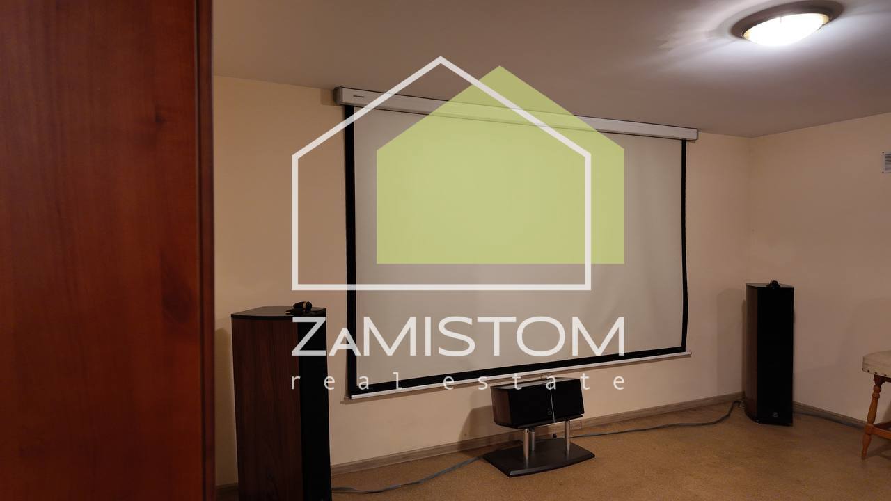 Продаж котеджу 722 м²