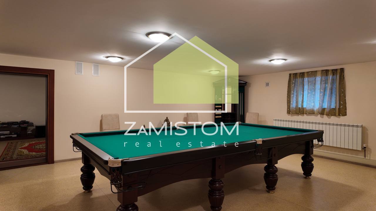 Продаж котеджу 722 м²