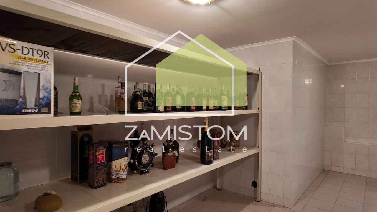 Продаж котеджу 722 м²