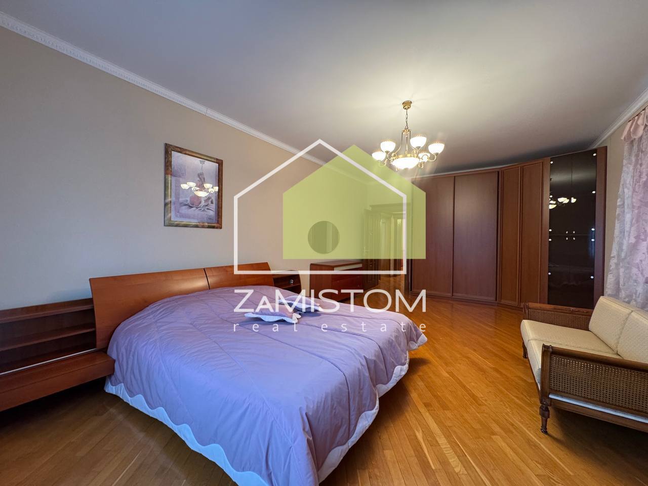 Продаж котеджу 722 м²