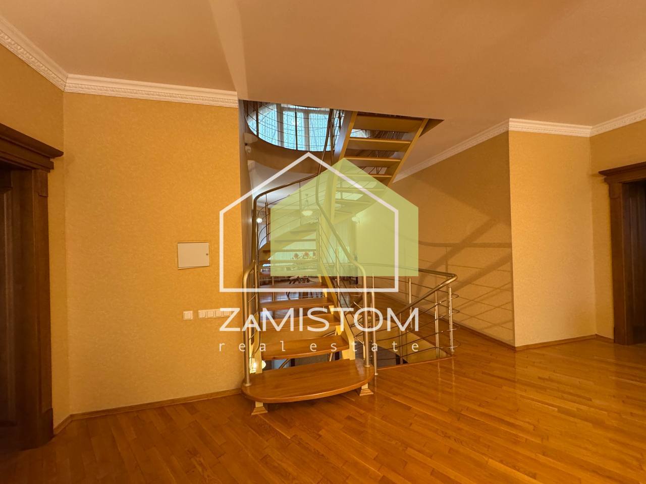 Продаж котеджу 722 м²