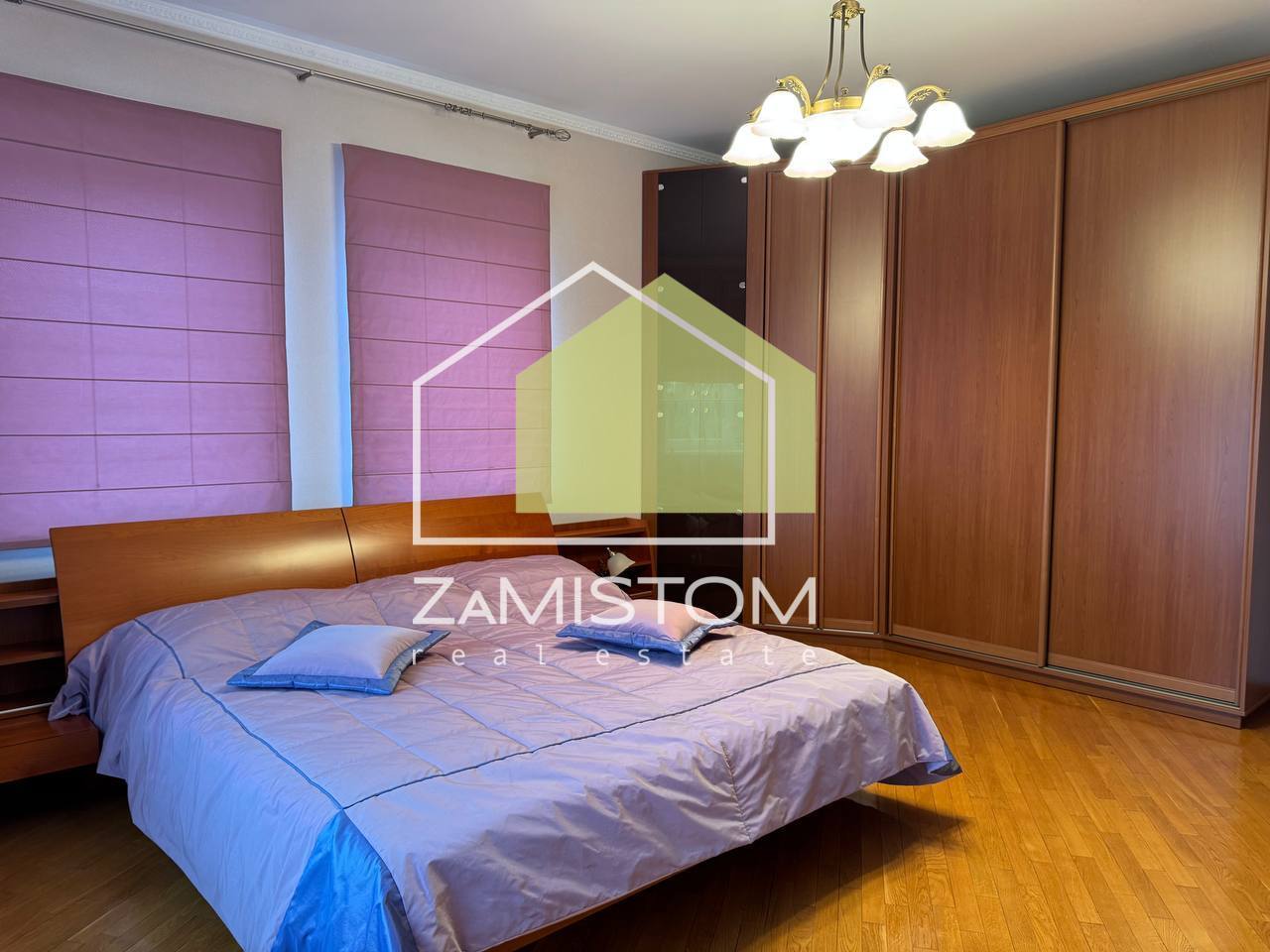 Продаж котеджу 722 м²