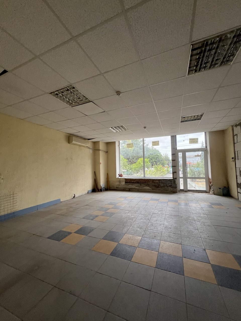 Аренда торгового помещения 215 м², Варненская ул., 7