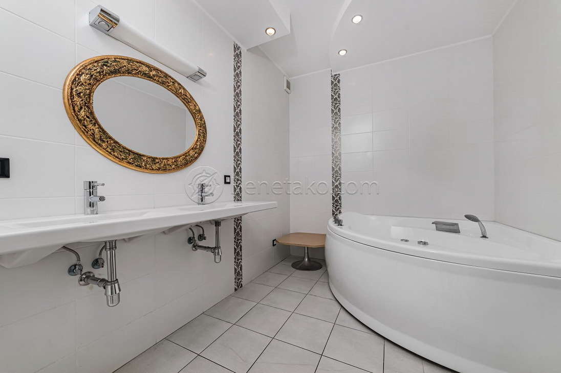 Аренда 4-комнатной квартиры 130 м², Дерибасовская ул., 17