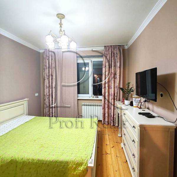 Продаж 3-кімнатної квартири 72 м², Булгакова вул., 3