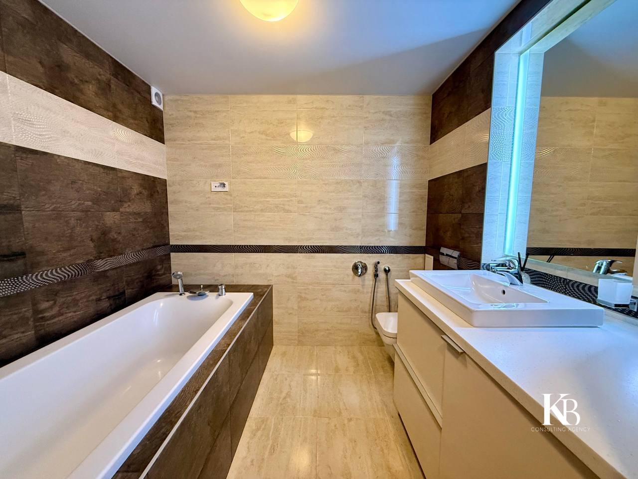 Продажа 5-комнатной квартиры 131 м², Кипарисный пер., 6