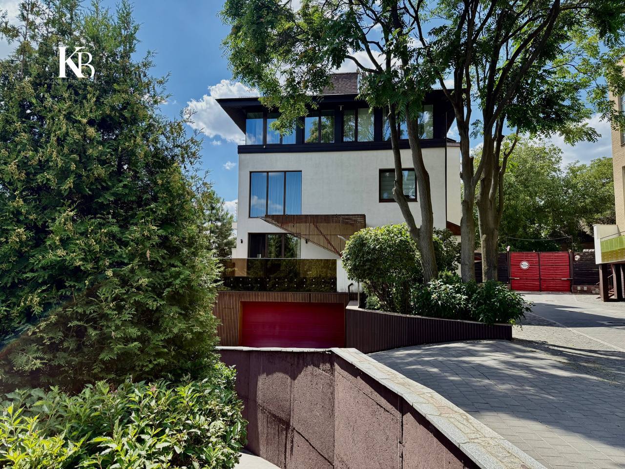 Продажа 5-комнатной квартиры 131 м², Кипарисный пер., 6