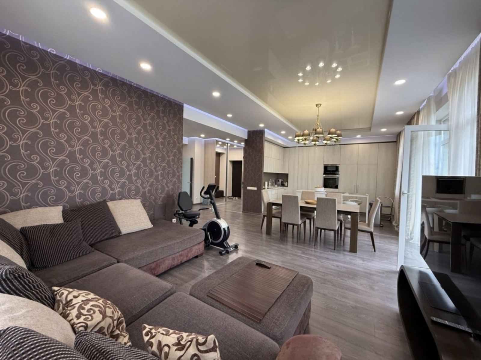 Продажа 3-комнатной квартиры 130 м², Героев Чернобыля ул.