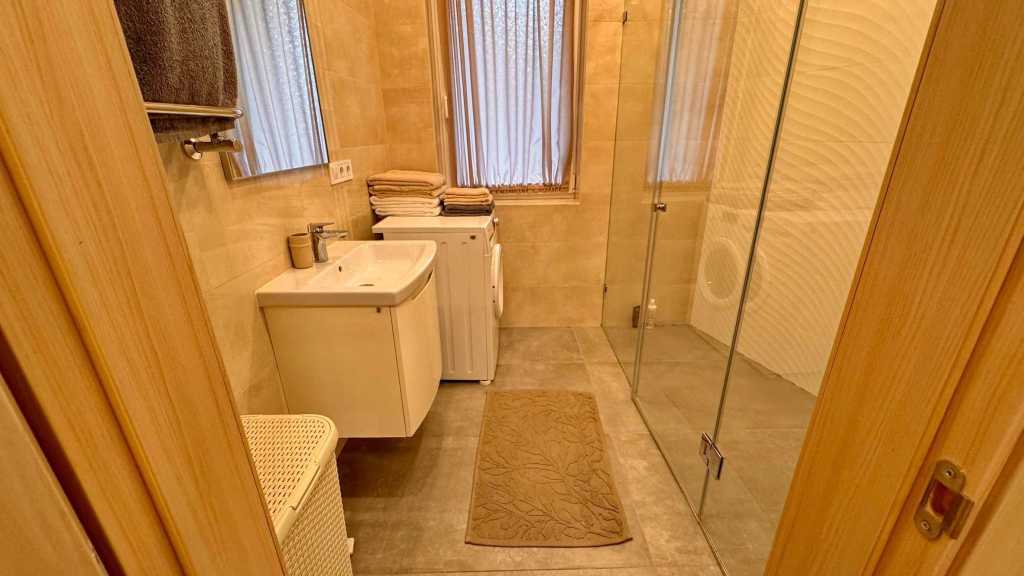 Продажа 2-комнатной квартиры 68.2 м², Пекарская ул., 30