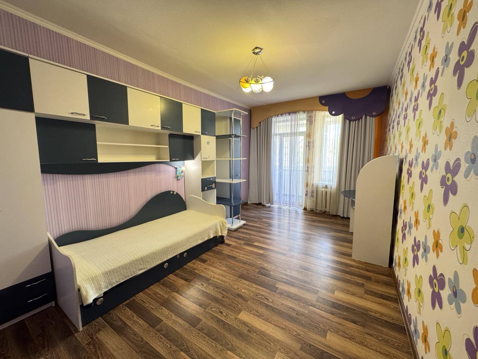 Продаж 4-кімнатної квартири 101 м², Незалежної України вул.