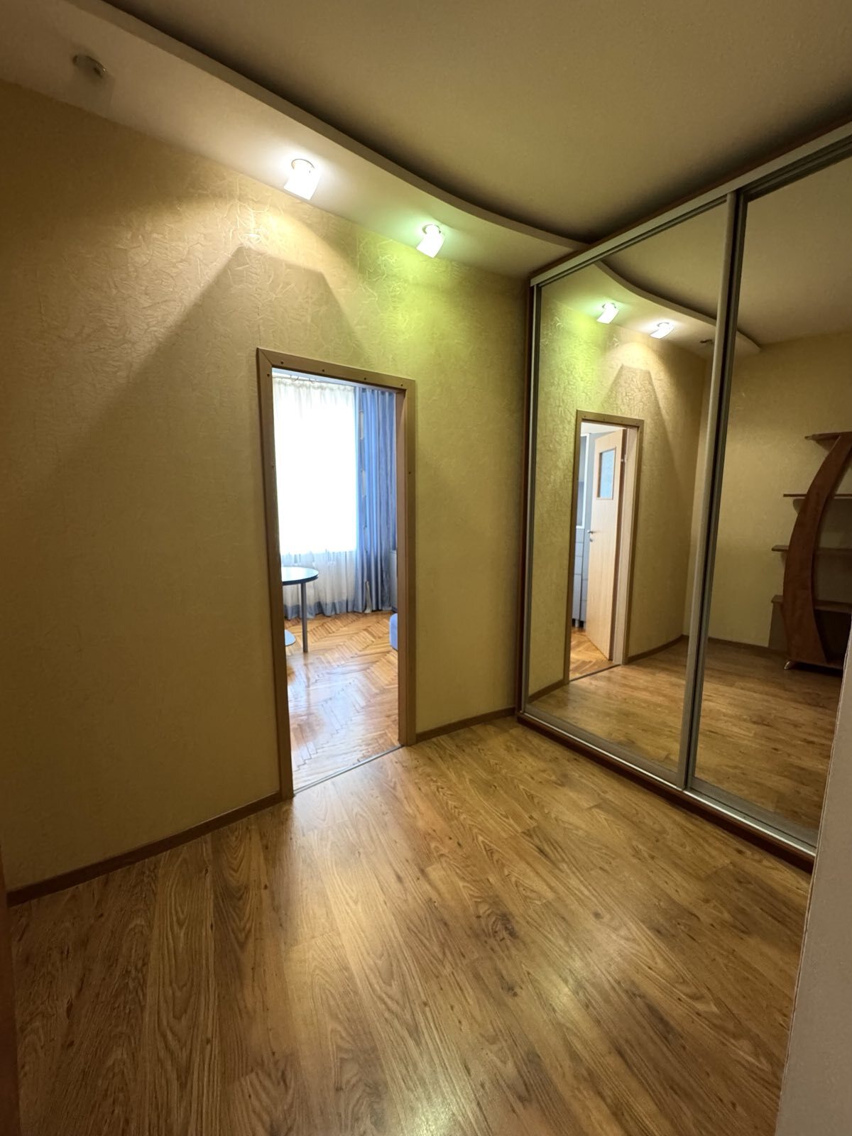 Продаж 4-кімнатної квартири 101 м², Незалежної України вул.