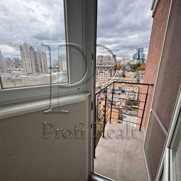 Продажа 1-комнатной квартиры 46 м², Жилянская ул., 118