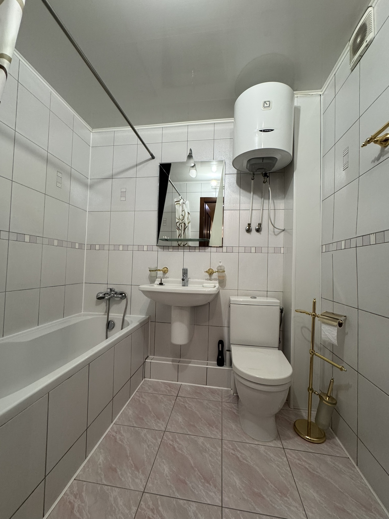 Продаж 3-кімнатної квартири 68 м², Менахем-Мендл Шнеєрсона вул.