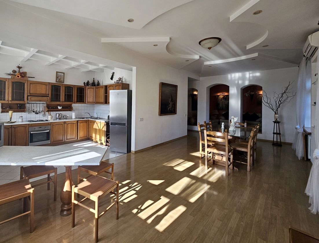 Продажа 5-комнатной квартиры 150 м², Юрия Савченко ул., 1А