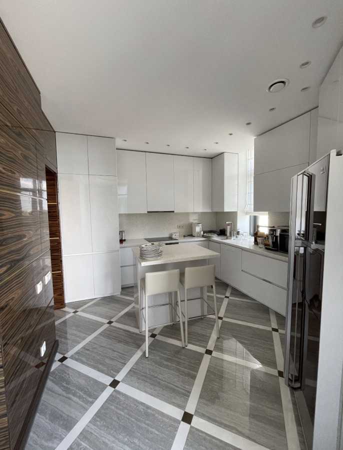 Продажа 4-комнатной квартиры 180 м², Болсуновская ул.