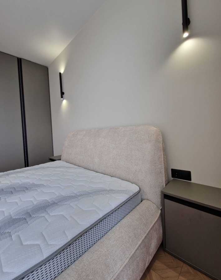 Продаж 1-кімнатної квартири 42 м², Дніпровська наб.