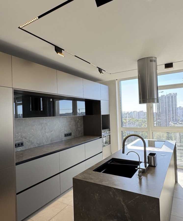 Аренда 4-комнатной квартиры 168 м², Джона Маккейна ул.