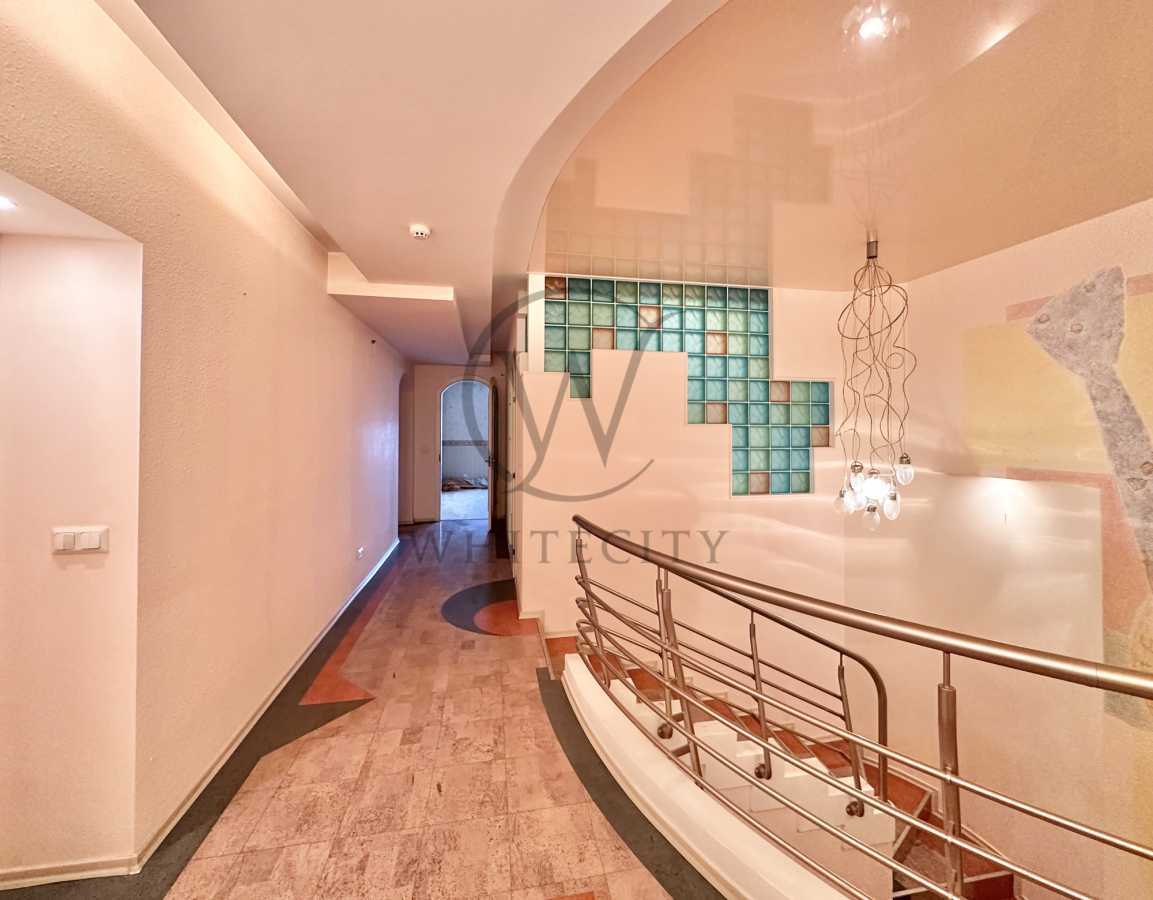 Продажа 5-комнатной квартиры 245 м², Героев Сталинграда просп., 22