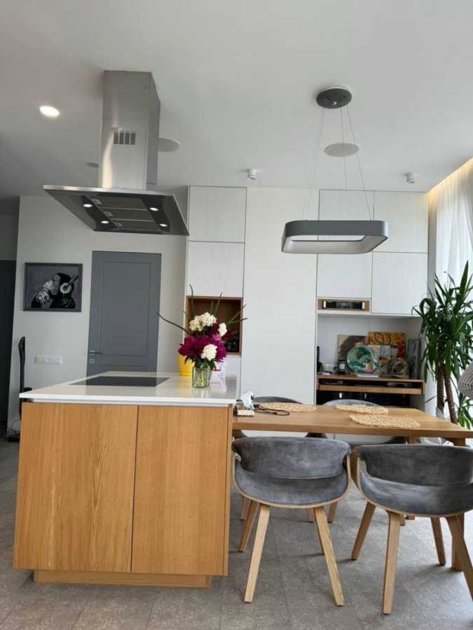 Продажа 3-комнатной квартиры 80 м², Звездный бул., 1