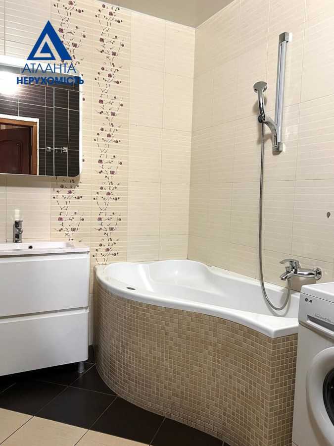 Продажа 2-комнатной квартиры 70.2 м², Героев УПА ул., добровольців, 4в