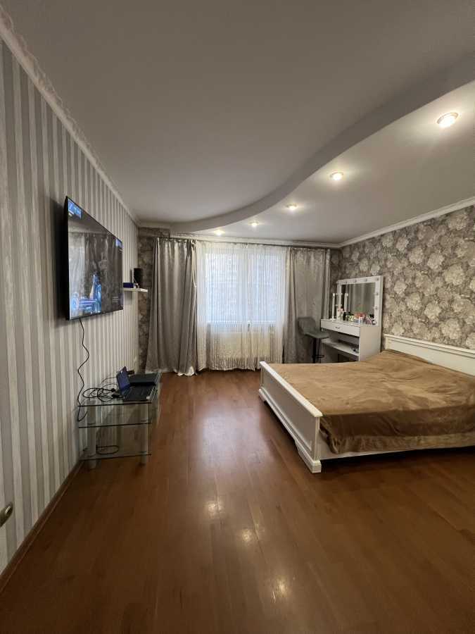 Продажа 3-комнатной квартиры 120 м², Голосеевский просп., 13А