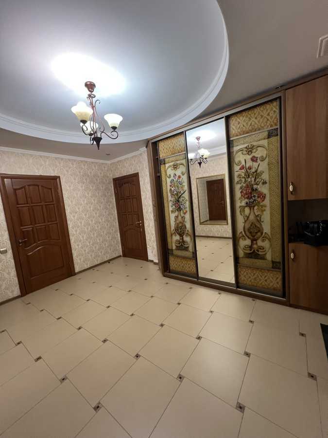 Продажа 3-комнатной квартиры 120 м², Голосеевский просп., 13А