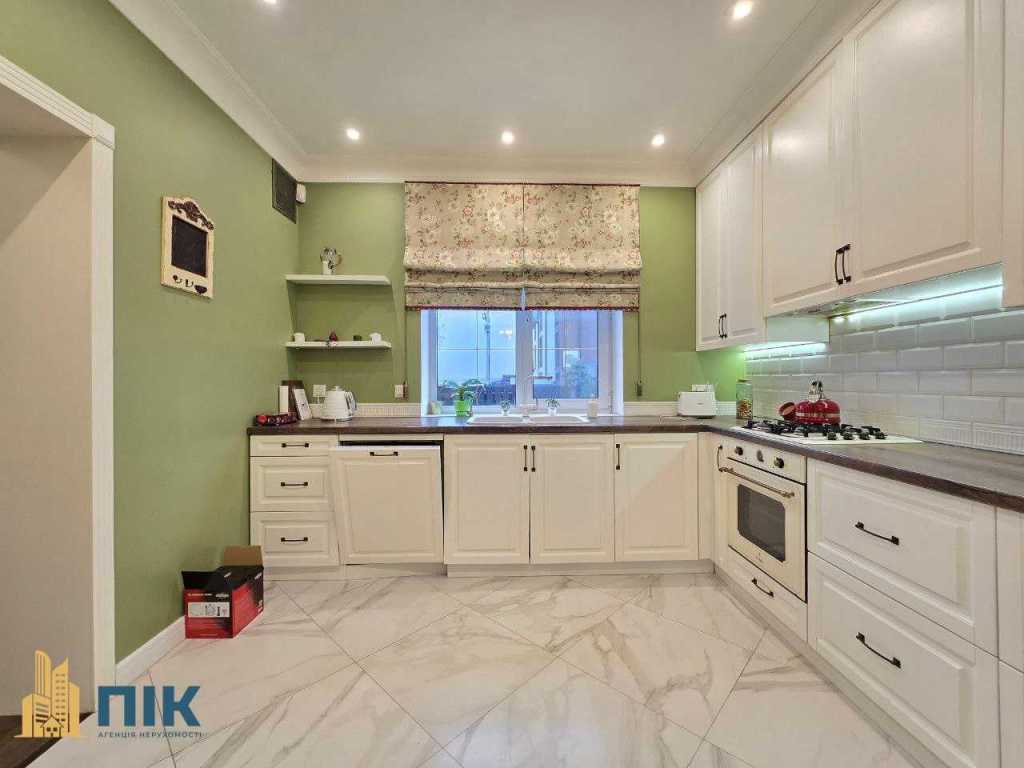 Продаж 5-кімнатної квартири 191 м², Райдужна вул.