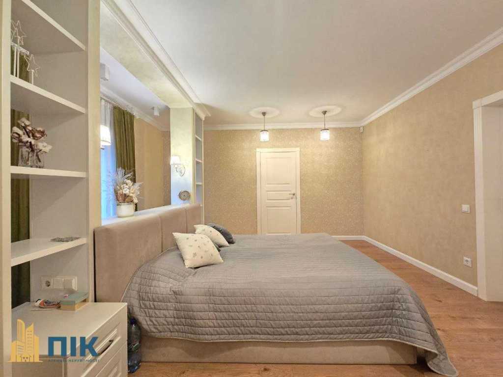Продаж 5-кімнатної квартири 191 м², Райдужна вул.