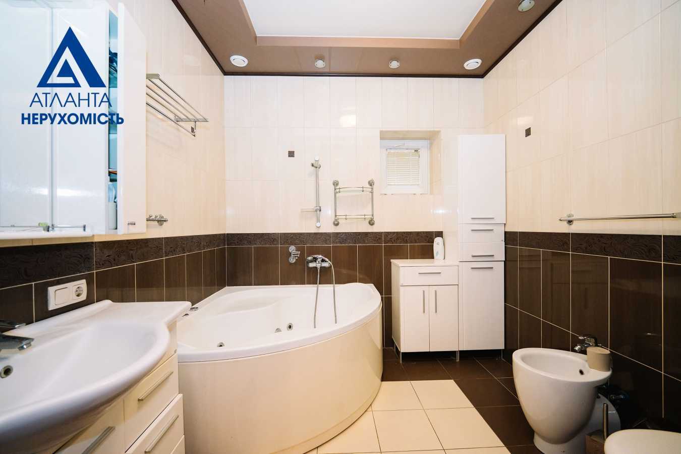 Продажа 5-комнатной квартиры 190 м², Короленко ул., 6