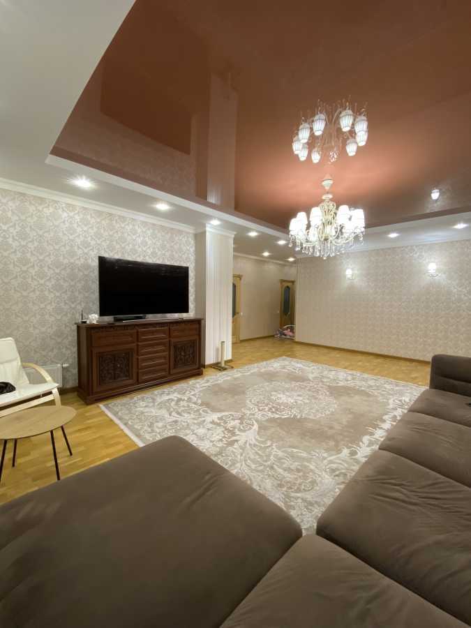 Продажа 3-комнатной квартиры 135 м², Александра Поля просп., 16