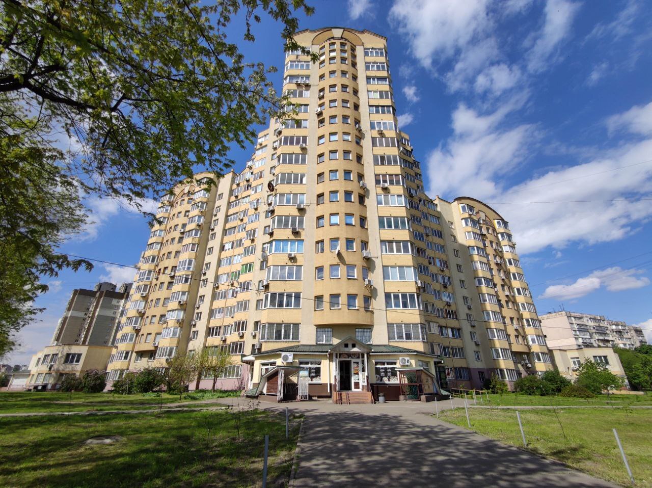Продажа 2-комнатной квартиры 75 м², Тростянецкая ул., 49