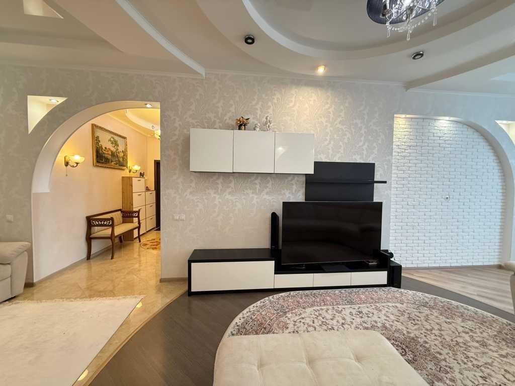 Продажа 3-комнатной квартиры 112 м², Науки просп., 30