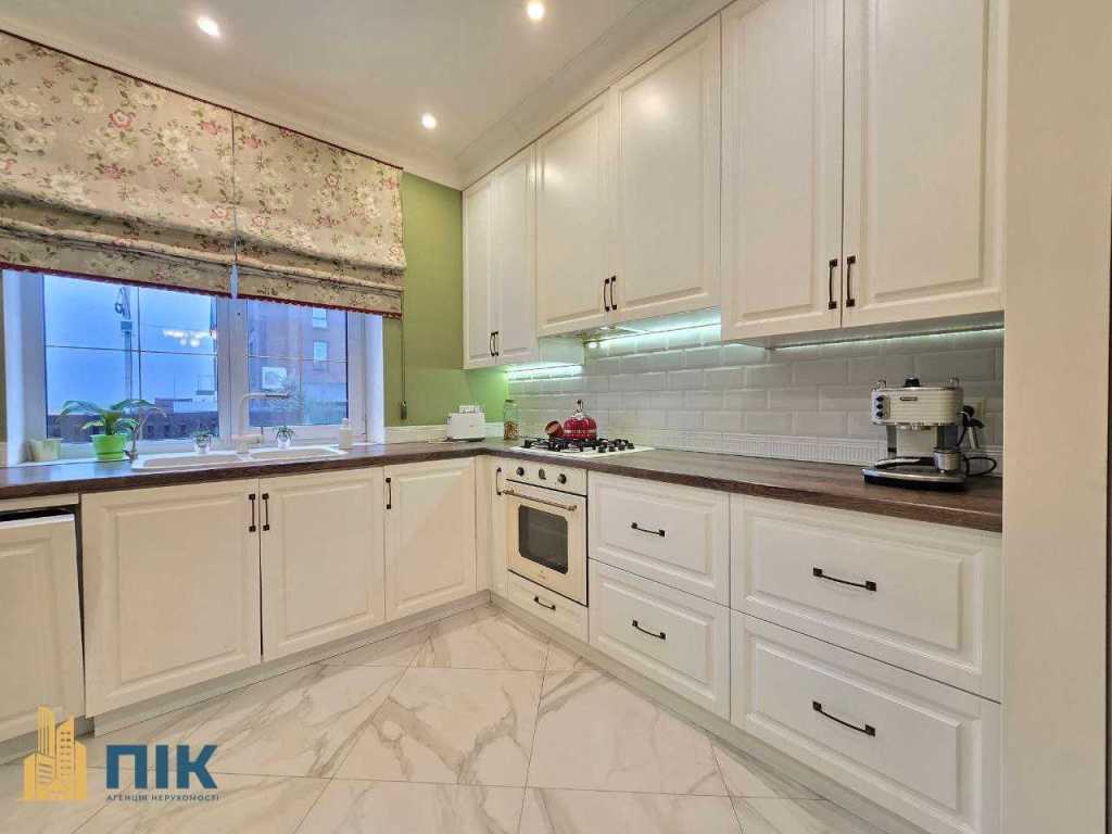 Продажа 5-комнатной квартиры 191 м², Радужная ул.