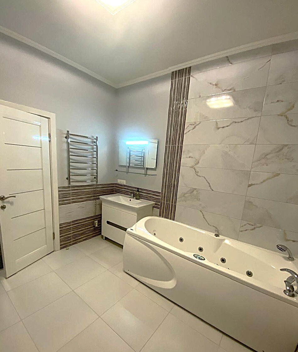 Продажа 3-комнатной квартиры 140 м², Кловский спуск, 7А