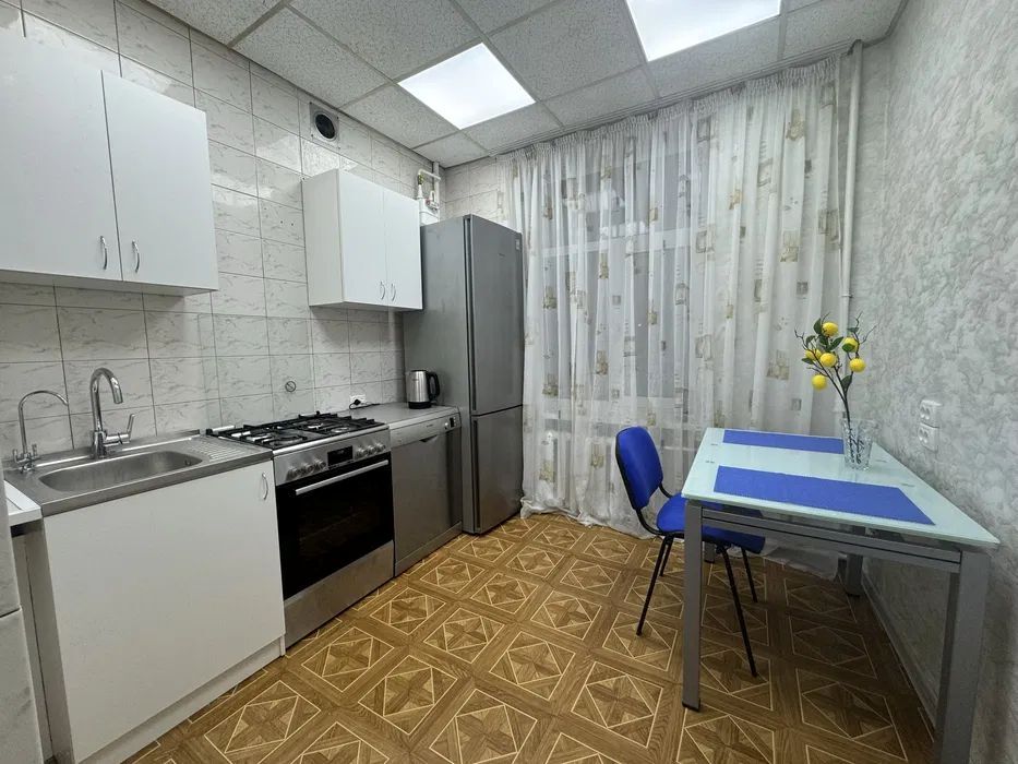 Оренда 3-кімнатної квартири 80 м², Вокзальна пл., 2