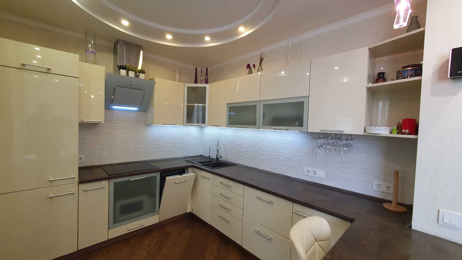 Оренда 4-кімнатної квартири 107 м², Воскресенська вул., 14Б