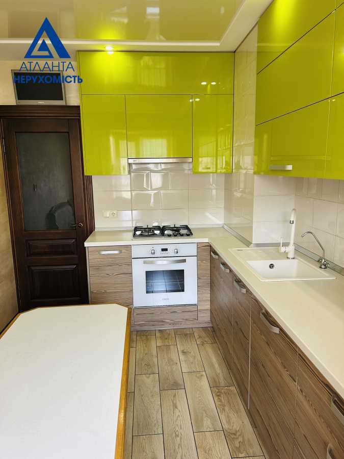 Продаж 3-кімнатної квартири 70 м², Кравчука вул., 7