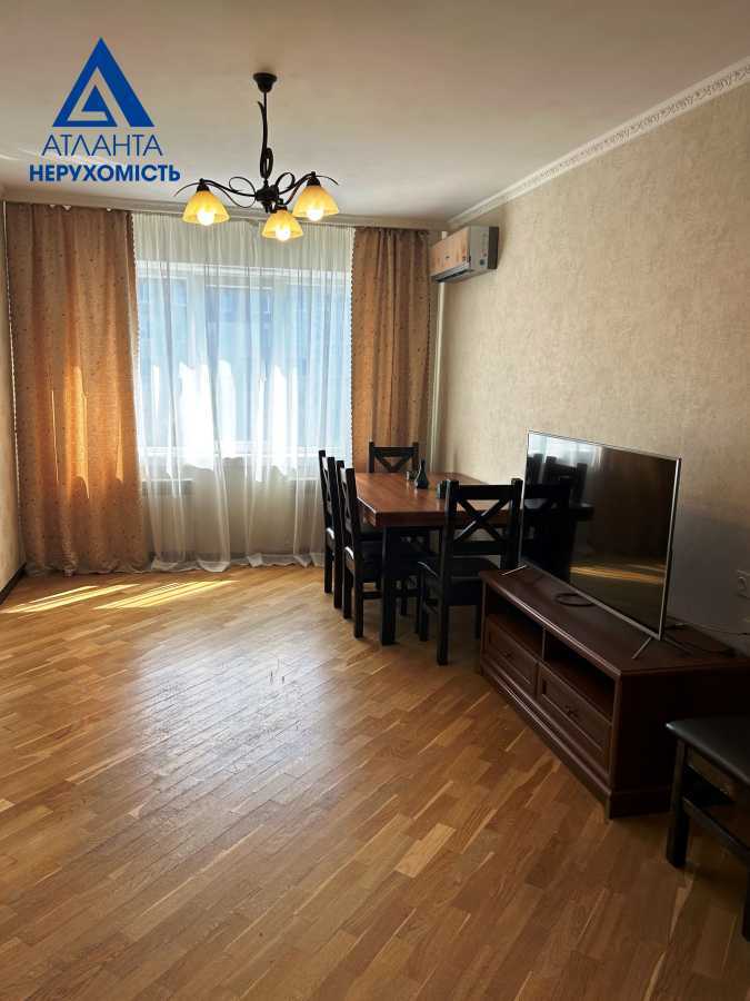 Продаж 3-кімнатної квартири 70 м², Кравчука вул., 7