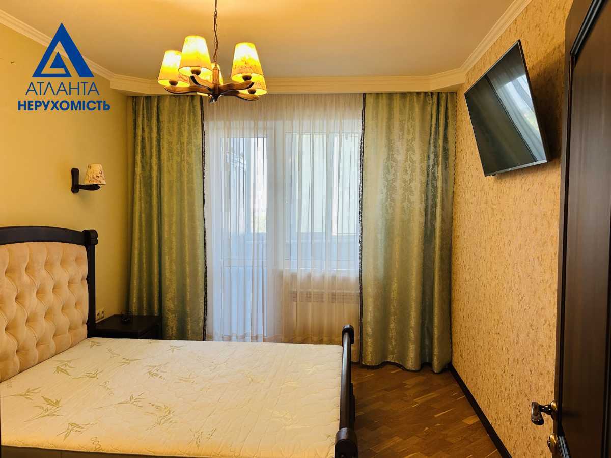 Продаж 3-кімнатної квартири 70 м², Кравчука вул., 7