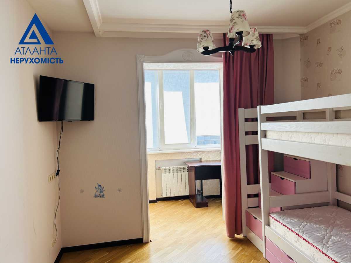 Продаж 3-кімнатної квартири 70 м², Кравчука вул., 7