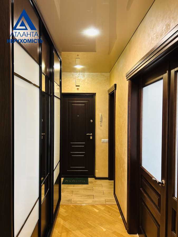 Продаж 3-кімнатної квартири 70 м², Кравчука вул., 7