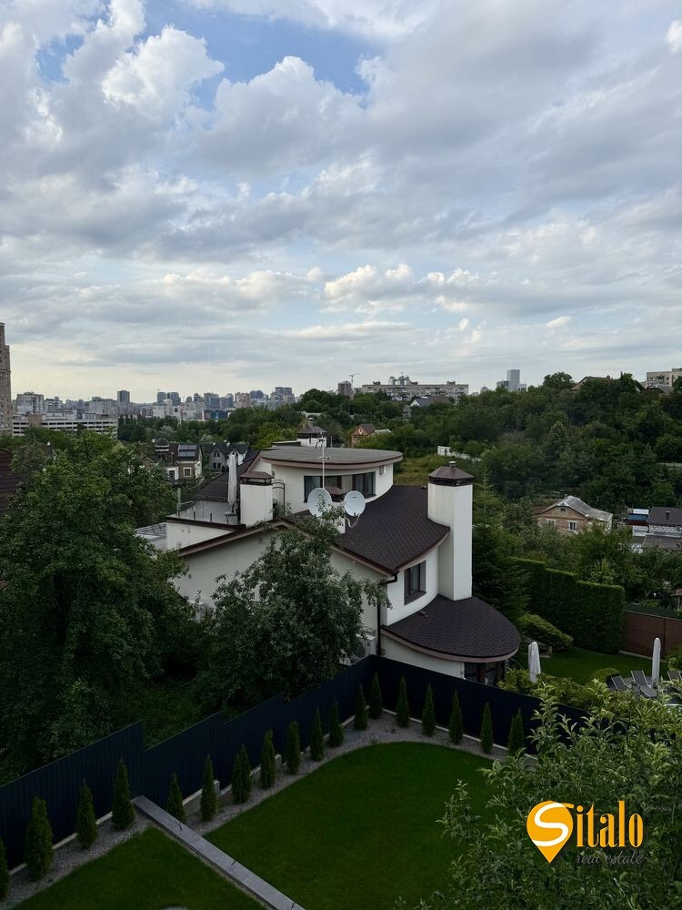 Продаж будинку 320 м², Листопадна вул.