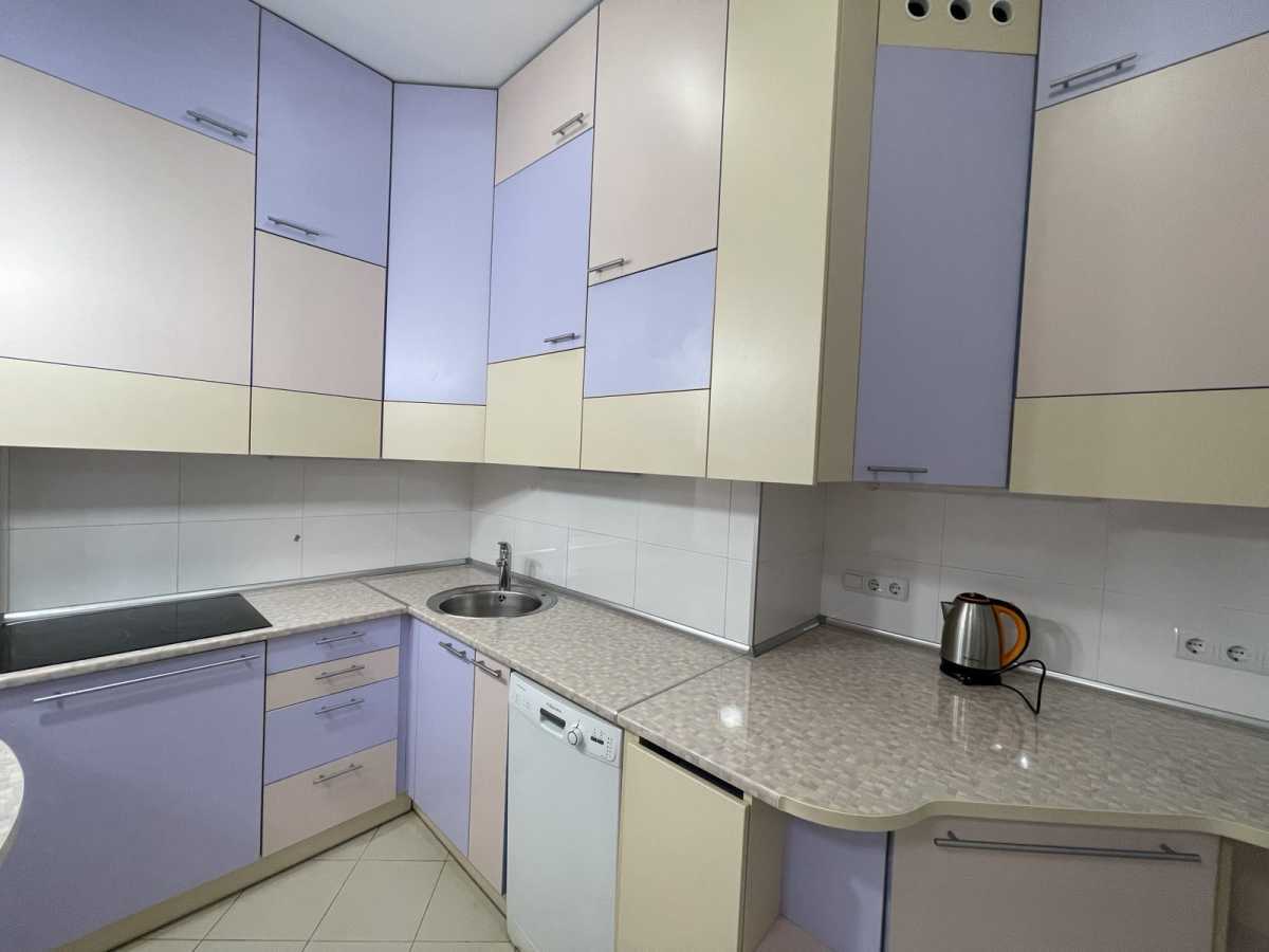 Продажа 2-комнатной квартиры 52 м², Жилянская ул., 118