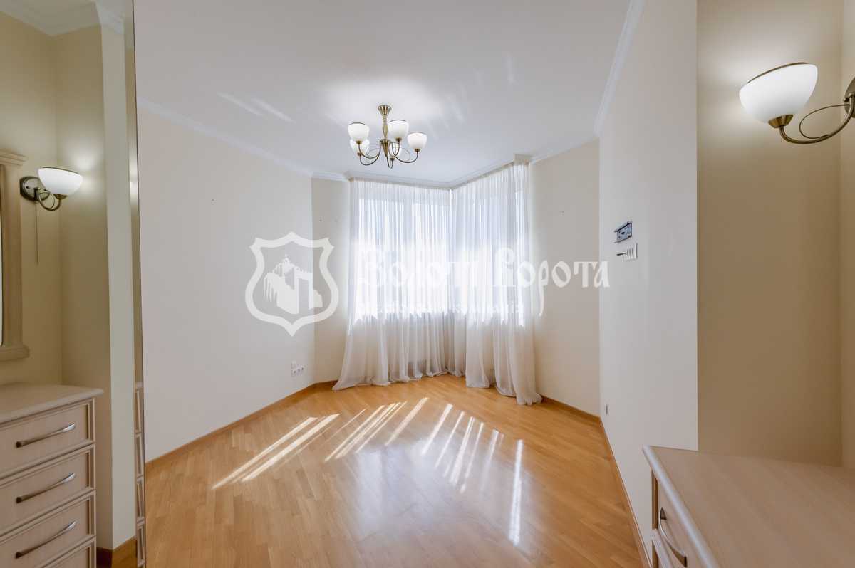 Продаж 3-кімнатної квартири 136.6 м², Саперно-Слобідська вул., 22