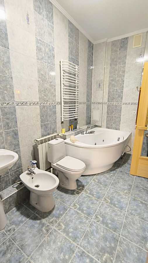 Продажа 4-комнатной квартиры 111 м², Академика Сахарова ул., 58