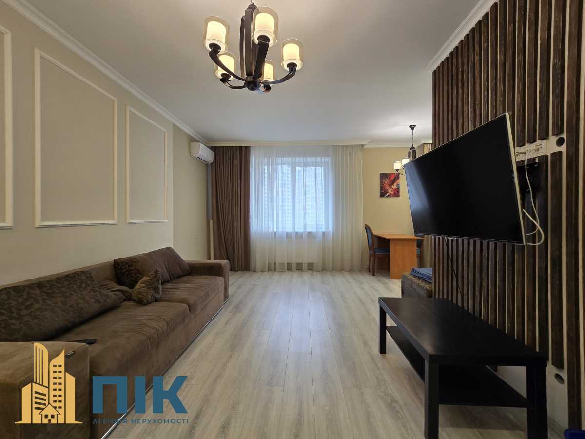 Продаж 1-кімнатної квартири 47.5 м², Комбінатна вул., 25