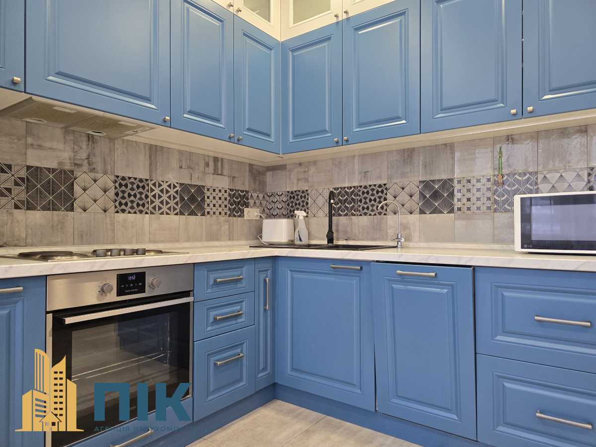 Продаж 1-кімнатної квартири 47.5 м², Комбінатна вул., 25