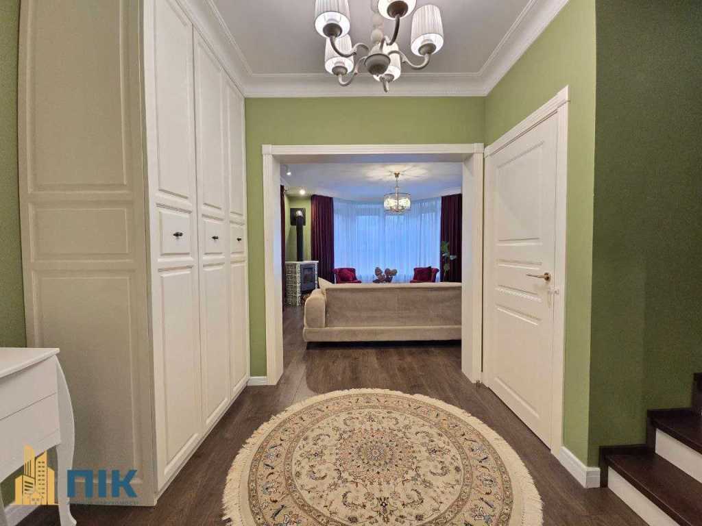 Продажа 5-комнатной квартиры 191 м², Радужная ул.