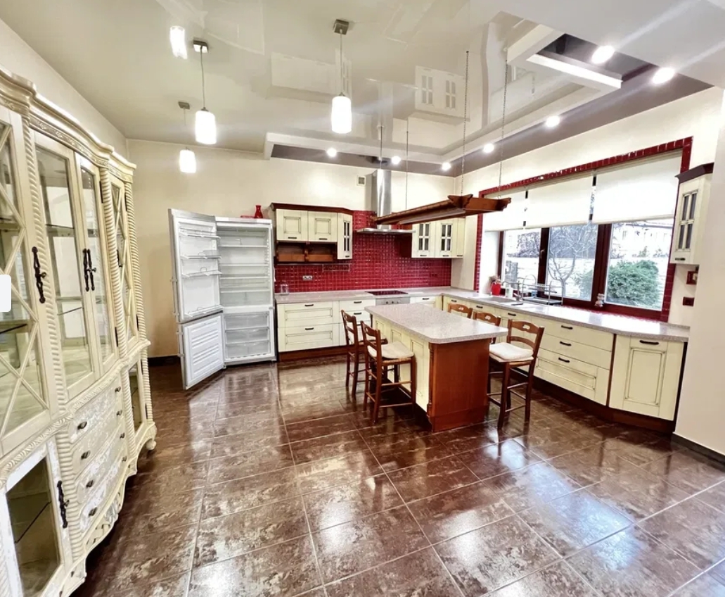 Аренда дома 215 м², Костанди ул.